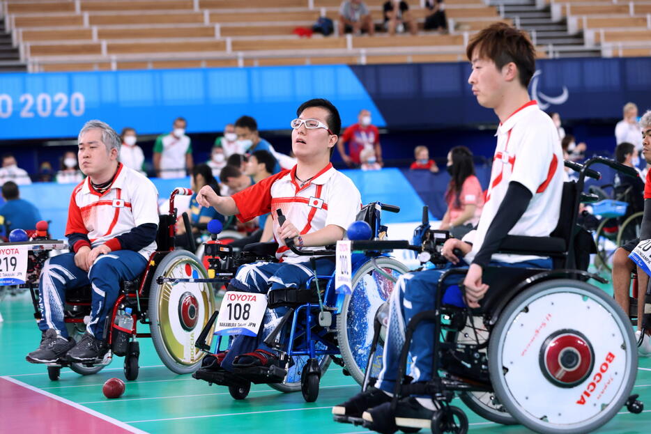 戦略性に富む競技、ボッチャ。重度脳性麻痺者などのために考案されたスポーツだが、老若男女、障害のあるなしにかかわらずすべての人が一緒に競い合えるスポーツでもある（写真：西村尚己/アフロスポーツ）