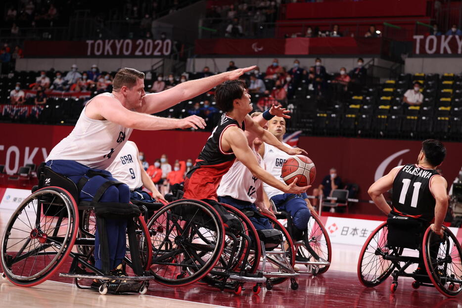 激しくぶつかり合う「車いすバスケットボール」の選手たち（写真：青木紘二/アフロスポーツ）