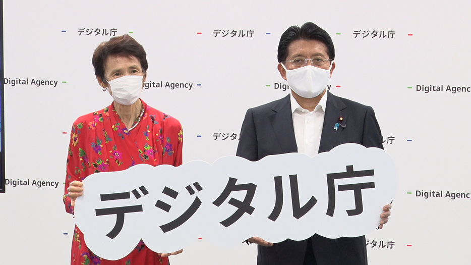 平井卓也デジタル大臣（右）と石倉洋子デジタル監(左)。9月1日のデジタル庁発足式で。
