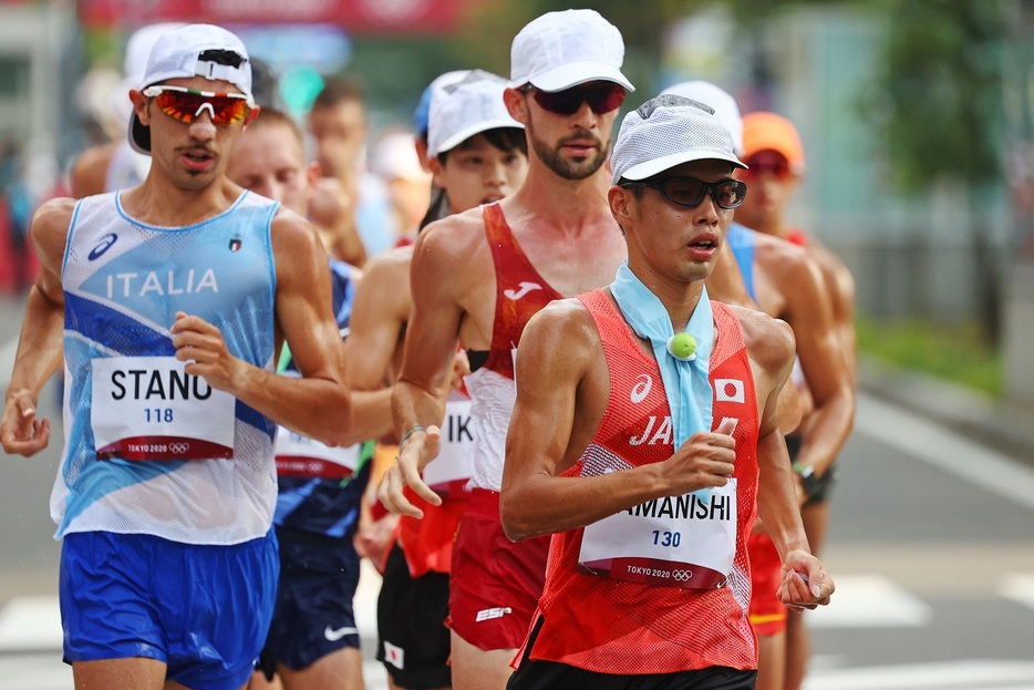 東京オリンピック男子20キロ競歩で銅メダルを獲得した山西利和選手(右)（写真：ロイター／アフロ)