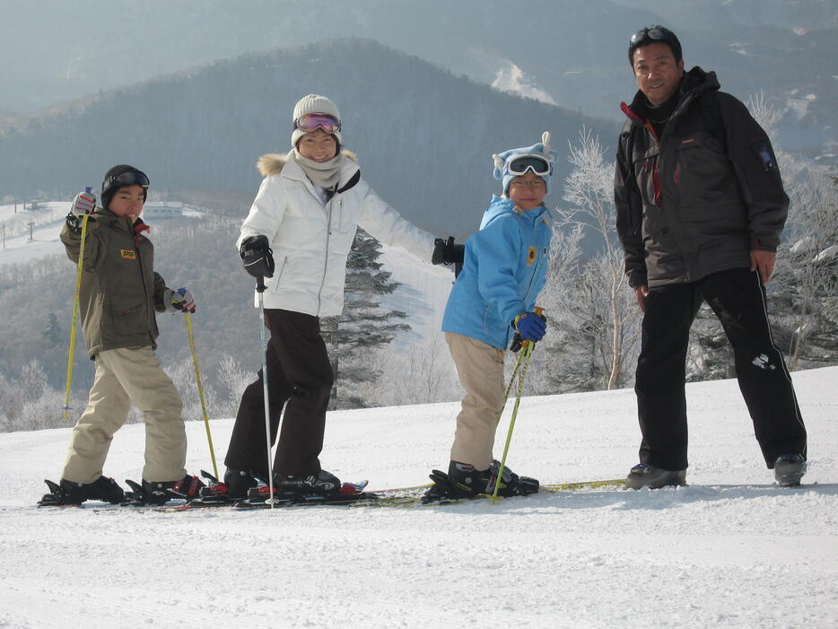 10歳のとき、両親と弟とスキーに。一番左が雄也さん（2008年1月　提供写真）