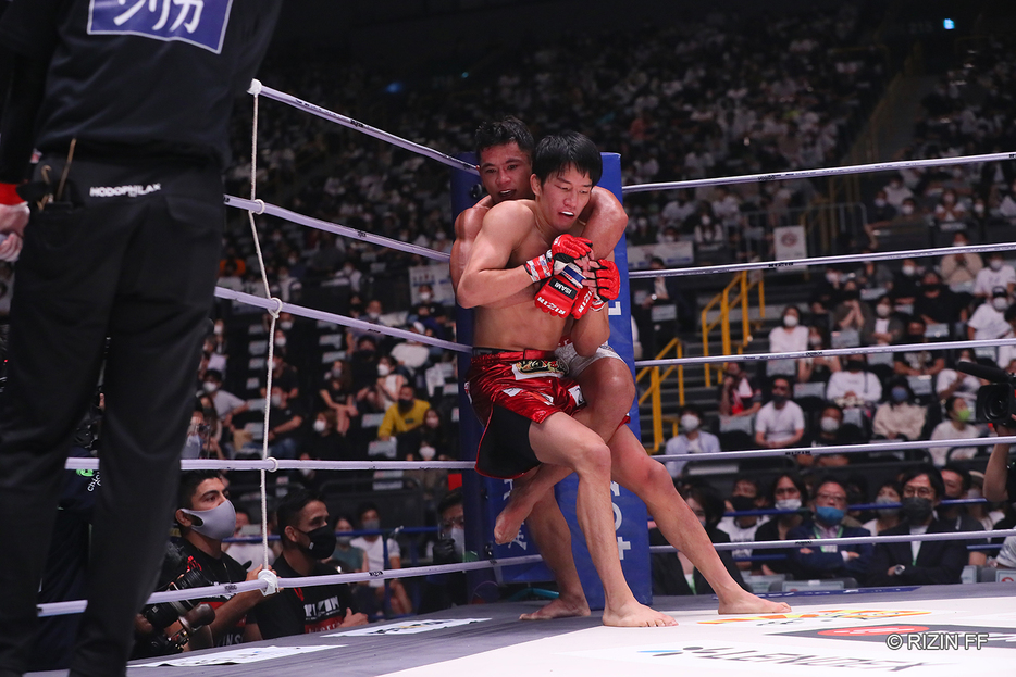 朝倉海はアラン”ヒロ”ヤマニハの組み技には苦しめられ、投げまで許した(写真・RIZIN FF）