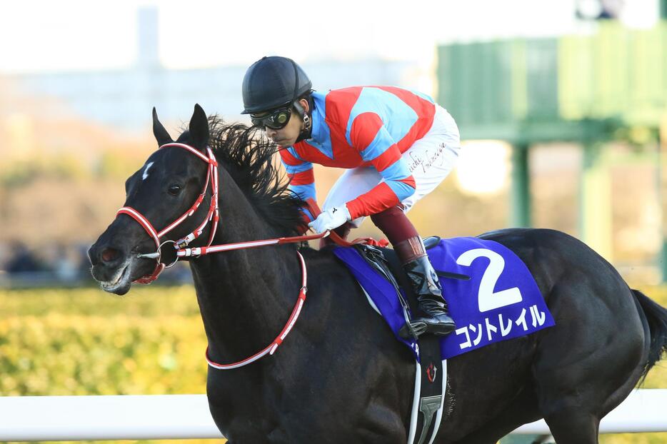 今日の菊花賞で史上初の父子無敗3冠馬に挑むコントレイルに死角はないのか？（写真：伊藤 康夫/アフロ）