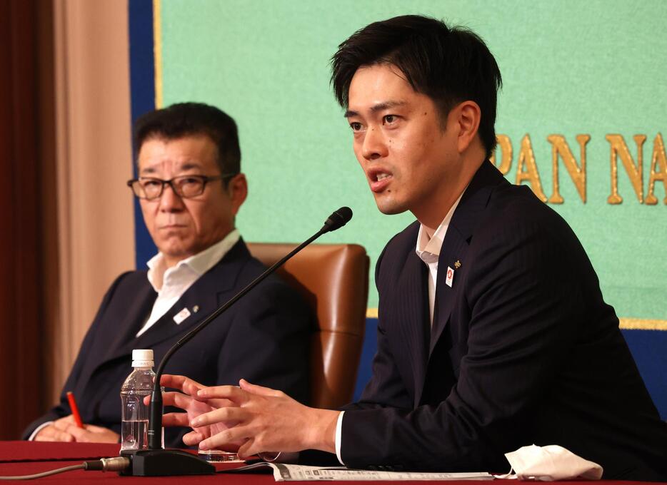 大阪都構想について会見する吉村府知事（右）と松井市長（写真：つのだよしお/アフロ）