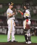 投手・和田(写真左)とのコンビは球界最年長。ベテランらしく息の合ったコンビネーションを見せている
