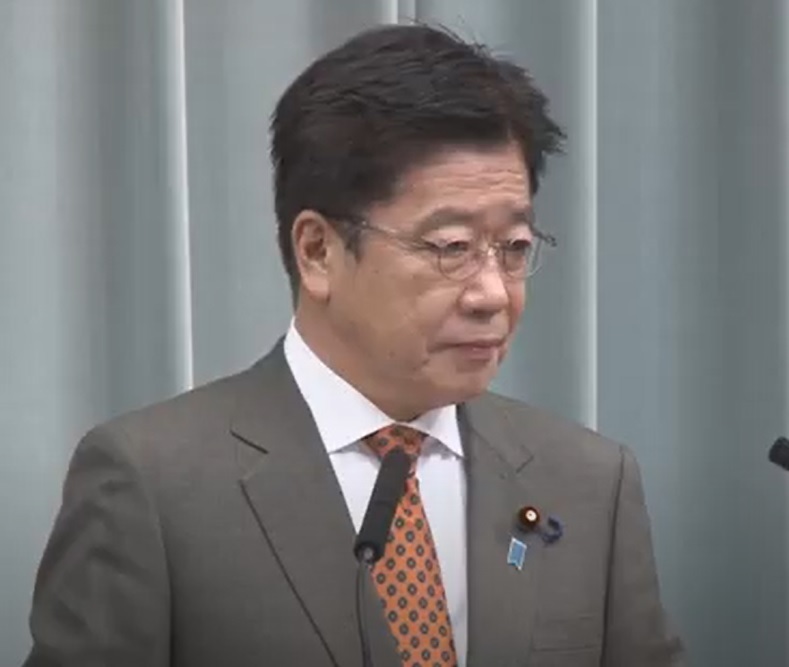 記者会見した加藤長官