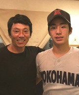 最大の理解者である父と。どんなときも息子の成長を見守ってきた(写真は家族提供)