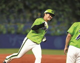 9月17日のDeNA戦[神宮]で、プロ初本塁打を放った濱田。笑顔で三塁を回る