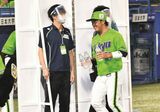 試合後のヒーローインタビューでは、村上らと「水かけ隊」として活躍する