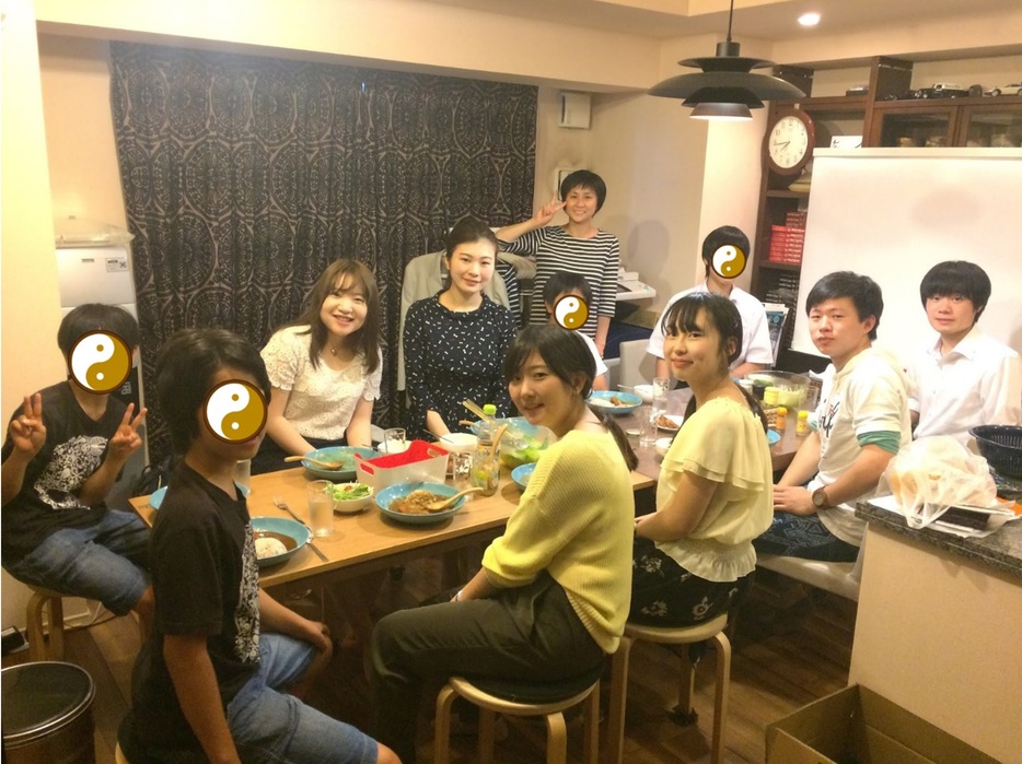 食事を摂る塾生と当塾のボランティア学生講師たち（写真提供：濱松敏廣）