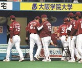 07年5月13日のオリックス戦(京セラドーム)でプロ初完投初完封を無四球試合で記録し、野村監督(中央右)から祝福を受ける青山(背番号41)