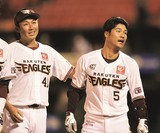 15年目のシーズンの2勝目は9月11日の日本ハム戦(楽天生命パーク)。サヨナラ本塁打を放った茂木(右)を労う