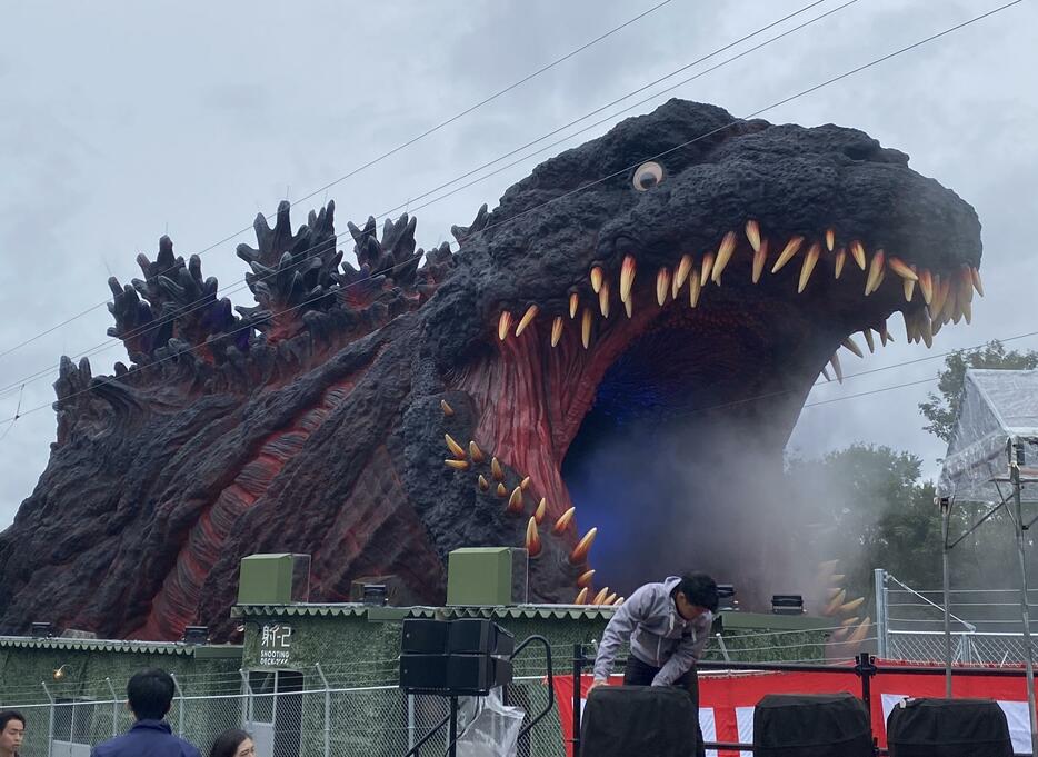 ［写真］迫力の実物大ゴジラ＝8日午前、兵庫県淡路市で