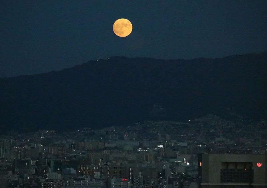 ［写真］中秋の名月、大阪市内をほのかに照らすようにみえる＝1日午後6時ごろ、大阪市北区から撮影
