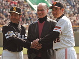 長嶋茂雄[中央]や王貞治[左]の下でプレーした経験は大きい。長嶋監督の下ではヘッドコーチの役目も果たした