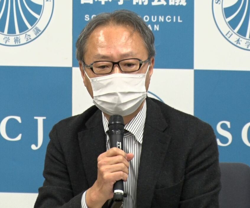 [画像]記者の質問に答える小林氏