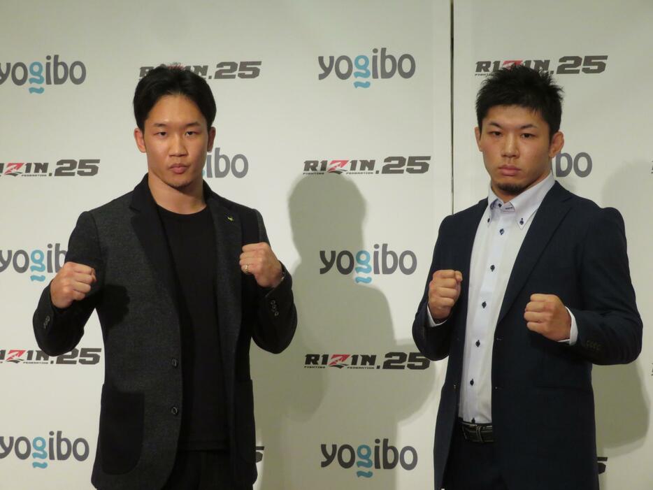 RIZINフェザー級王座をかけて11月21日のRIZIN.25(大阪城ホール）で戦う朝倉未来（左）と斎藤裕(右）の2人。写真撮影でも目を合わせなかった