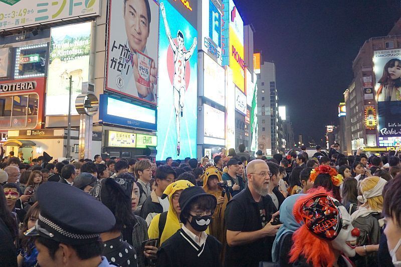 [写真]昨年10月末のハロウィーンの様子。戎橋は密集状態になり、人が歩けないほどだった＝2019年10月31日、大阪市中央区で