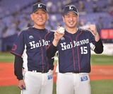 10月1日のオリックス戦(京セラドーム)でプロ初勝利を挙げて、辻発彦監督(左)と記念撮影。ウイニングボールは「両親に渡したい」と言う