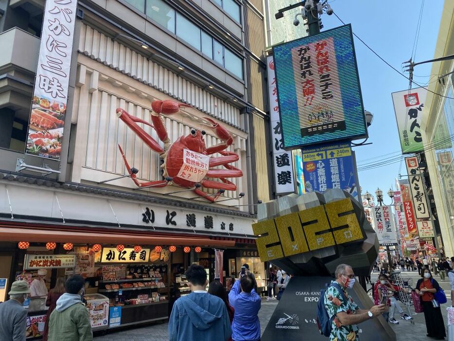 [写真]報道などをみて多くの人が、現在のカニ看板の撮影を行っていた＝21日午前11時半ごろ、大阪市中央区で