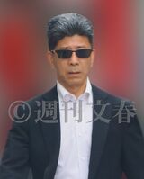 サングラス姿で歩く佐川宣寿氏