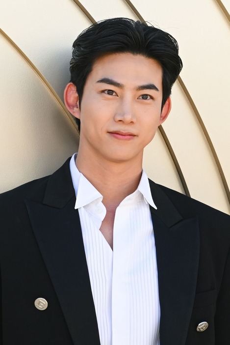 2PM　テギョン 2PM」テギョン、高級ウォッチもかすむ高貴で頼もしいビジュアル