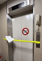 板橋区の家賃高騰マンションで発生した、突然のトラブルを示す停止中のエレベーター