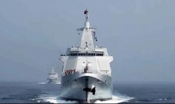 日本防衛省は中国の055型駆逐艦を含む中国人民解放軍の艦艇3隻が11日に日本の南側海域を通過したと明らかにした。［写真 CCTV］
