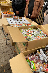 代々木公園周辺で行われる食料配給の炊き出し風景