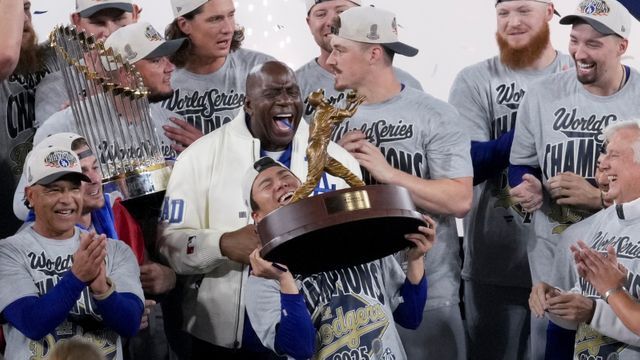 サイン入り トロフィー選手の写真 デリック・ホワイト ボストン・セルティックス 直筆サイン入り 2024