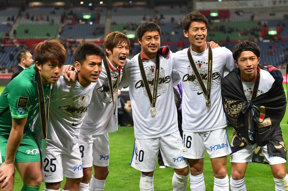 2016年Jチャンピオンシップ表彰式での小笠原（右から3人目）と柴崎（右端） (写真・アフロ）