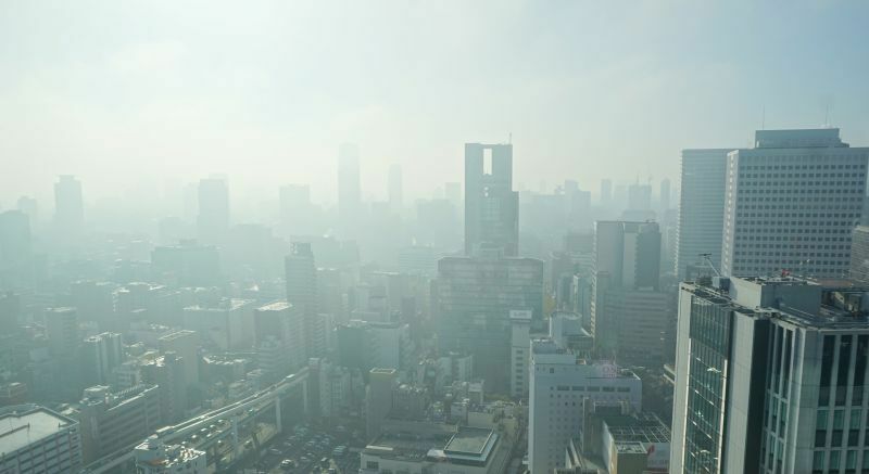 ［写真］大阪駅近くの高層ビルから御堂筋方面を望むも霧で景色は見えなかった＝21日午前9時20分ごろ、大阪市北区で