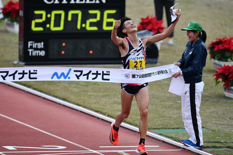 福岡国際マラソンで優勝した服部勇馬。箱根駅伝出身の新星が東京五輪へ名乗り！(写真・松尾／アフロスポーツ）