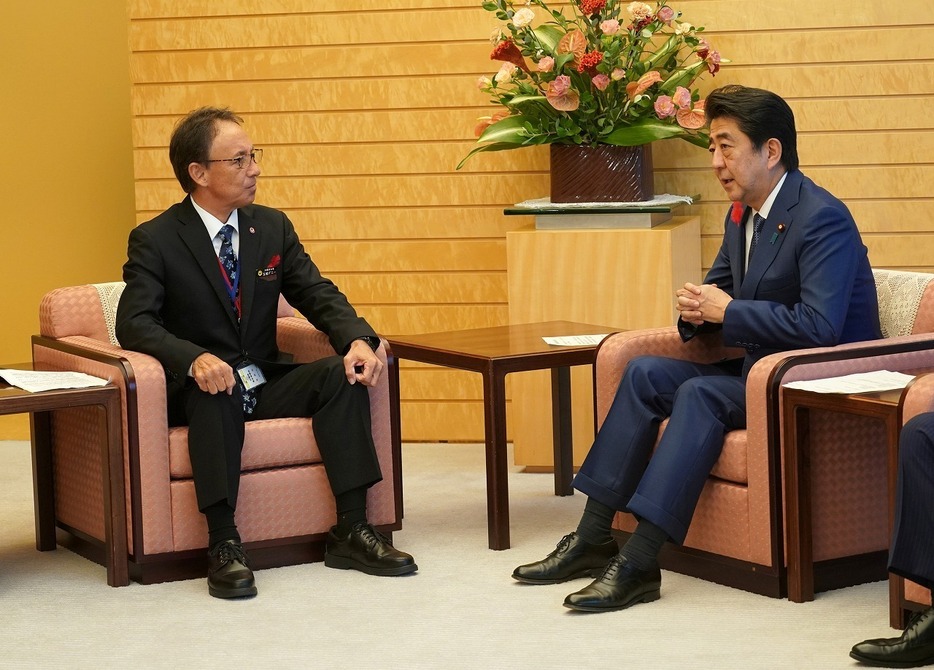 [写真]翁長雄志知事の死去に伴って行われた沖縄県知事選で玉城デニー氏（左）が初当選。辺野古移設反対方針を引き継ぎ、国との対立が続いている（代表撮影/ロイター/アフロ）