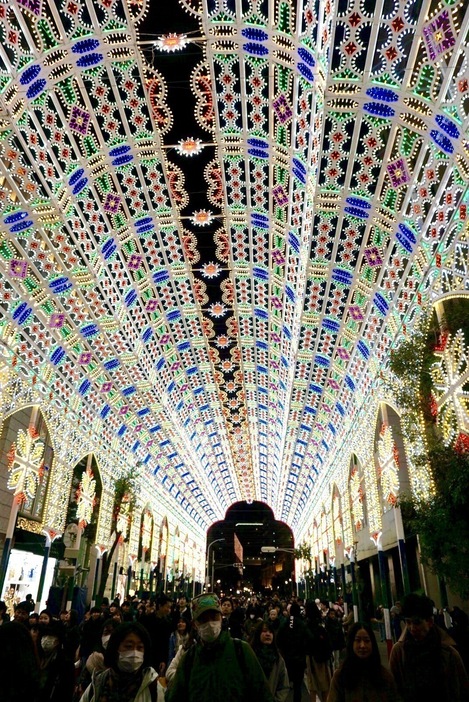 ［写真］訪れた人たちからは自然と笑みがこぼれていた＝7日午後6時すぎ、神戸市中央区で