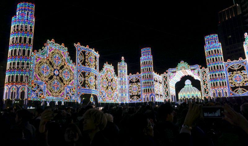 幻想的な輝きを放つ「神戸ルミナリエ」。平成最後の開催となり、多くの人が訪れていた。使用しているLED電球は約51万個＝7日午後6時半ごろ、神戸市中央区で