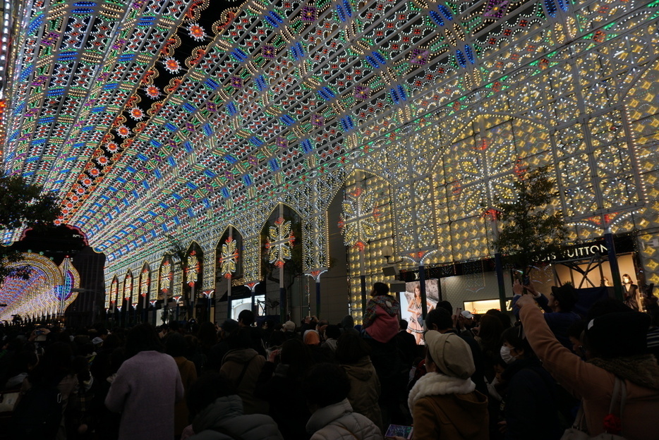 ［写真］幻想的な輝きに「寒さを忘れるわ」の声も＝7日午後6時すぎ、神戸市中央区で