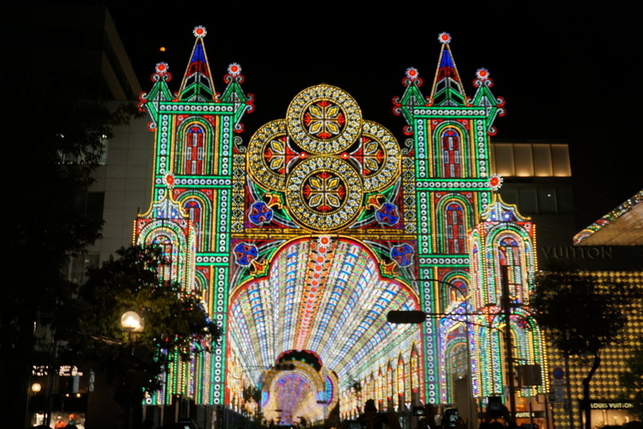 ［写真］点灯とともに歓声があがった神戸ルミナリエ＝7日午後6時ごろ、神戸市中央区で