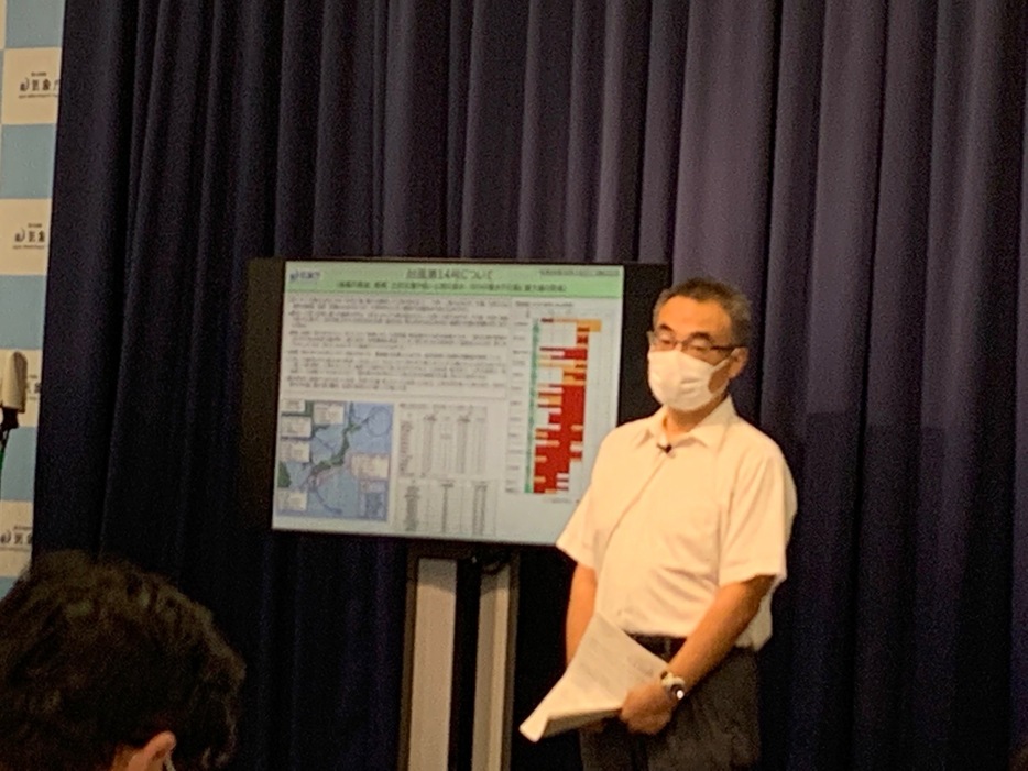 台風14号の今後の見通しについて説明する気象庁の池田徹予報官