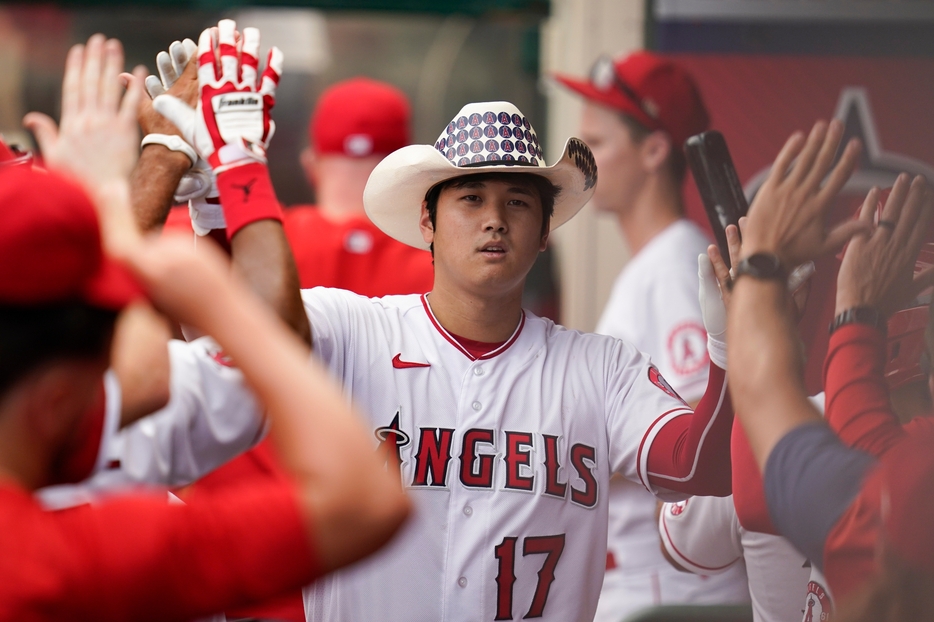 大谷翔平が勝ち越しの33号ソロ。ベンチで出迎えられるがなぜか笑顔はなかった(写真・AP/アフロ）