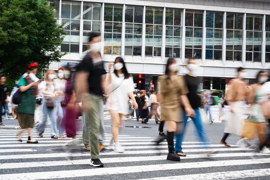 街を行き交う若者