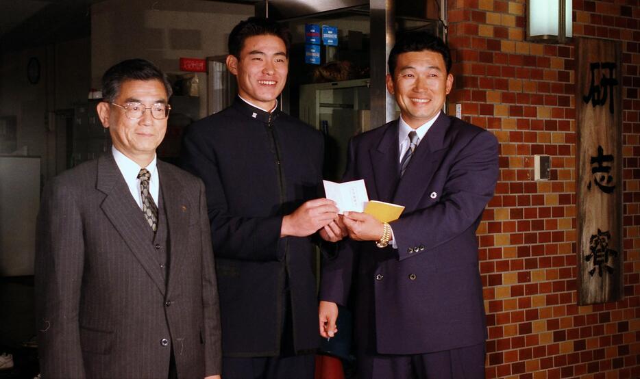 PL学園の福留孝介を近鉄の佐々木恭介監督が1995年のドラフト1位で指名したが入団拒否(写真・日刊スポーツ/アフロ）