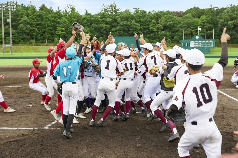 優勝した対馬チームのまわりに、他島の選手が集まって祝福した（撮影：渡辺秀之）