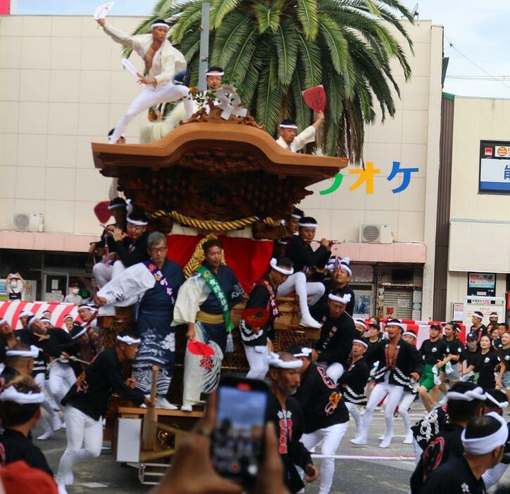 ［写真］岸和田駅前広場で、だんじりの勇壮な「やりまわし」に沿道の見物人からは大きな拍手が沸き起こった＝17日午前7時半ごろ、大阪府岸和田市で