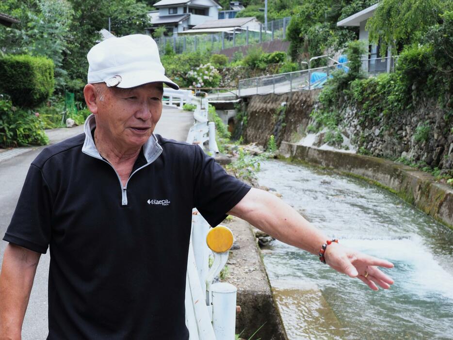 川が氾濫した2年前の様子を語る高沢英輔さん（撮影：西岡千史）