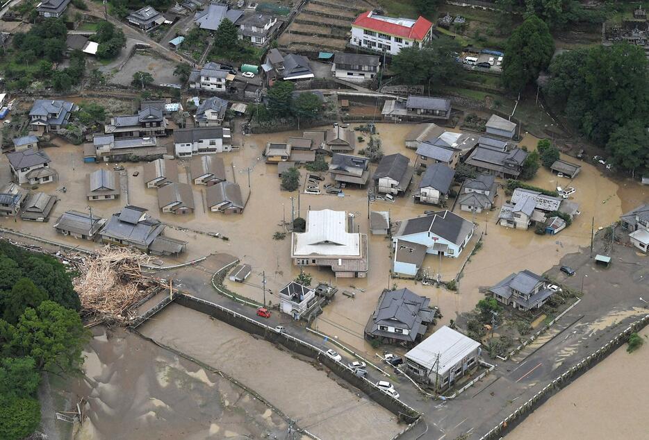 球磨川と支流の川内川（左下）の氾濫で広範囲に水没した球磨村神瀬（こうのせ）地区。（2020年7月4日　写真：毎日新聞社／アフロ）