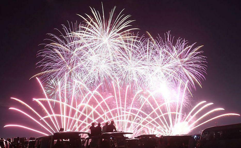 ［写真］2025年大阪・関西万博の開催地である大阪市此花区の夢洲で25日、万博のカウントダウンイベントが開かれ、夜には「夢洲超花火」と題した4万5000発の花火大会が行われ、会場は大いに沸いた＝25日夜、大阪市此花区で