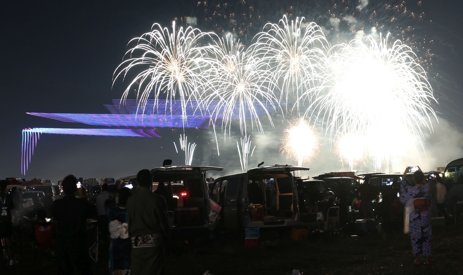 大阪の夜空に大輪