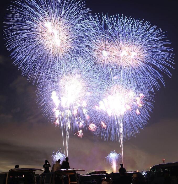 夢洲の広大な敷地に打ち上げられた花火