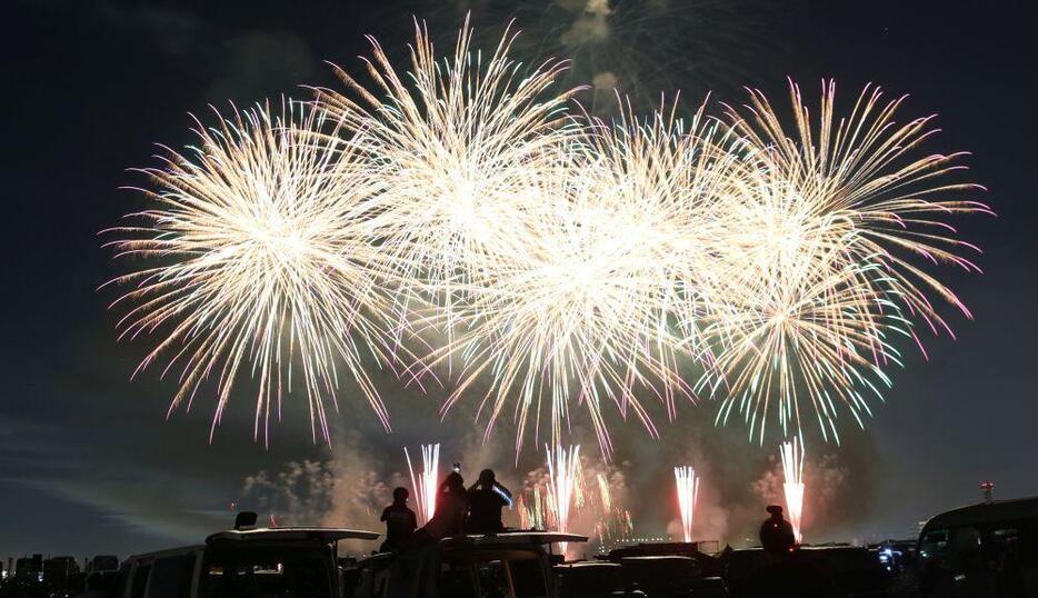 様々な形の花火に観客も驚きの表情を浮かべていた